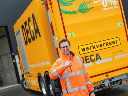 Bjorn met elektrische vrachtwagen