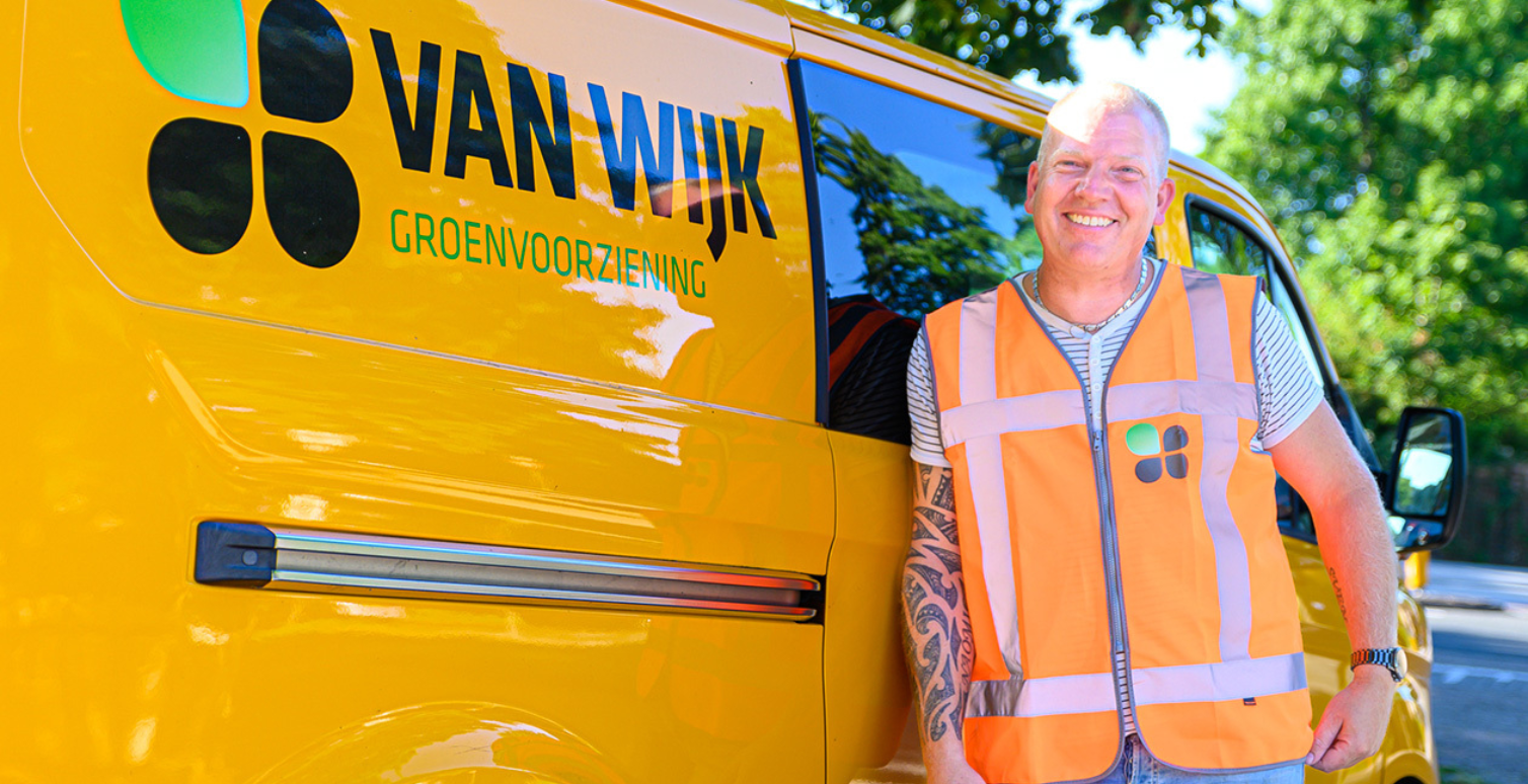 Medwerker Groen met bus