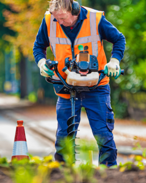Medewerker groen met boor