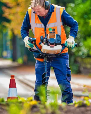 Medewerker groen met boor